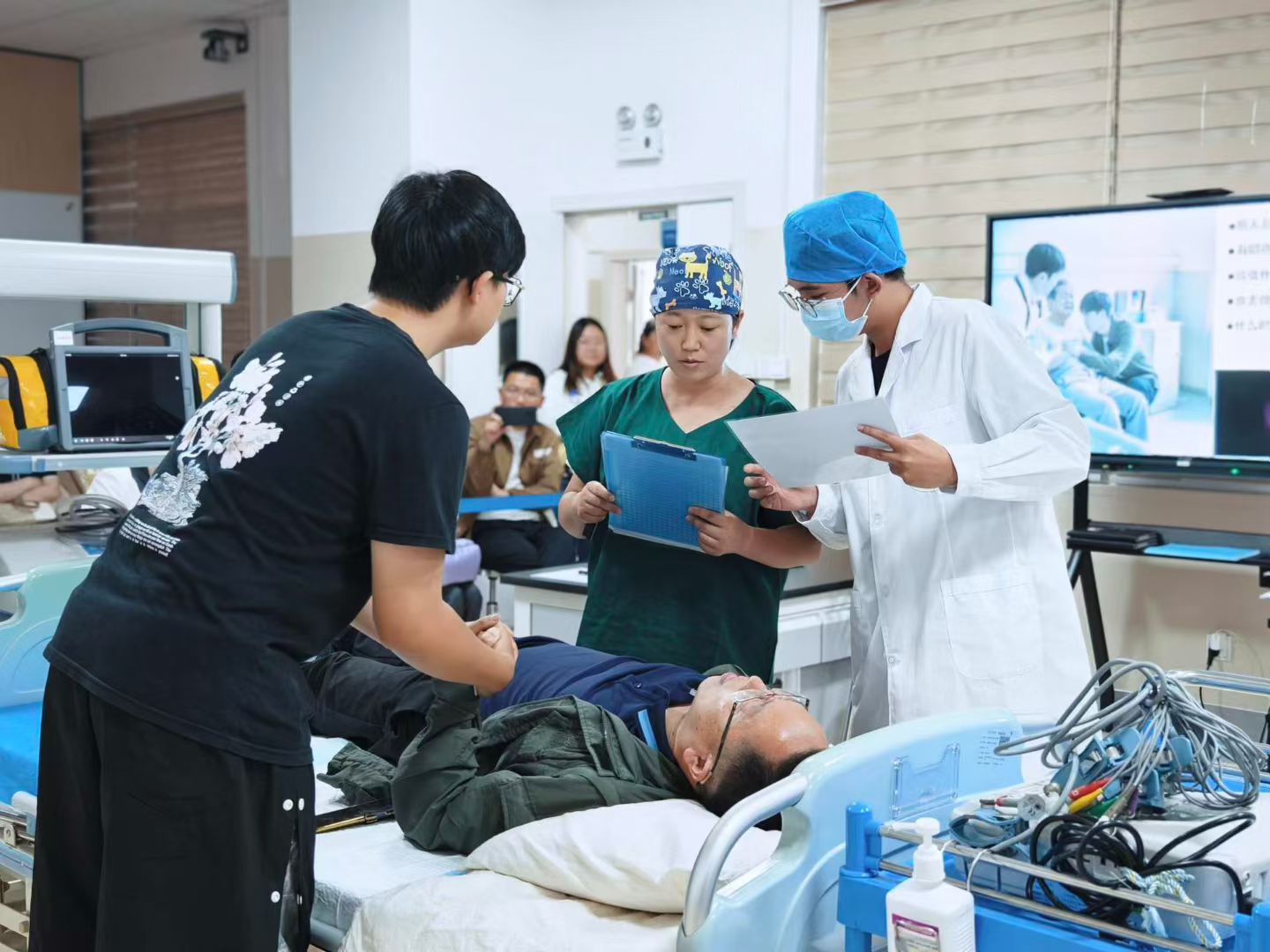昆明医科大学教师在云南省首届标准化病人教学案例大赛中斩获佳绩