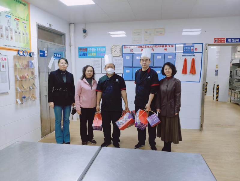 张洪波副校长对平政校区一线员工进行春节走访慰问