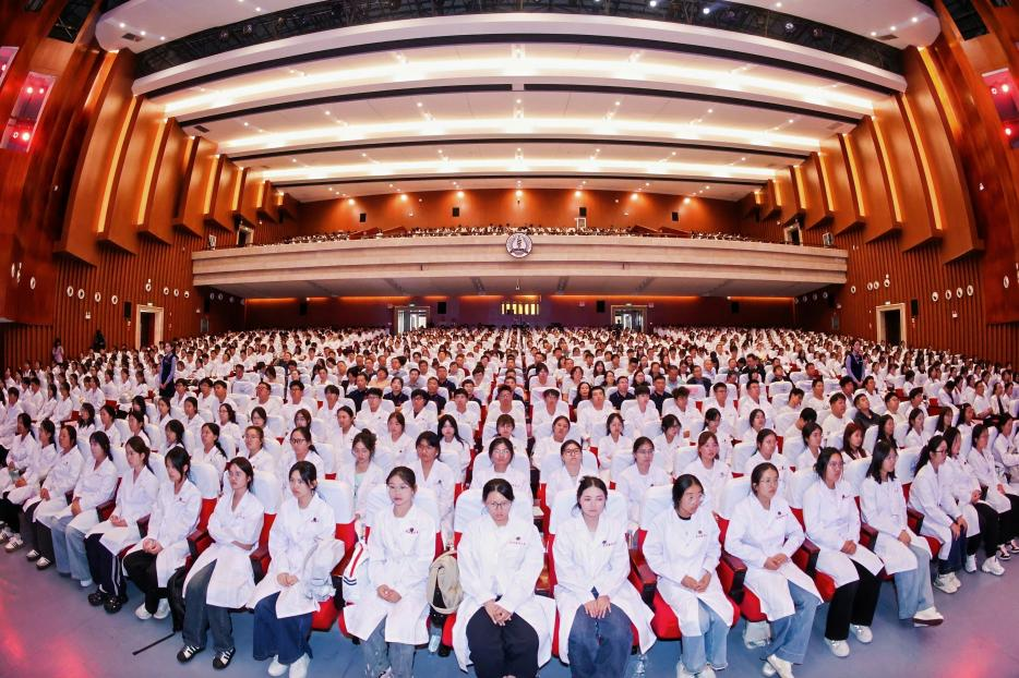 昆明医科大学举行2026级新生开学典礼暨“开学思政第一课”